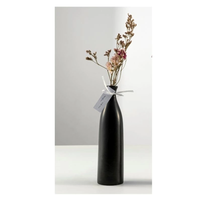 אגרטל קרמיקה שחור נורדי עם פרחים מיובשים